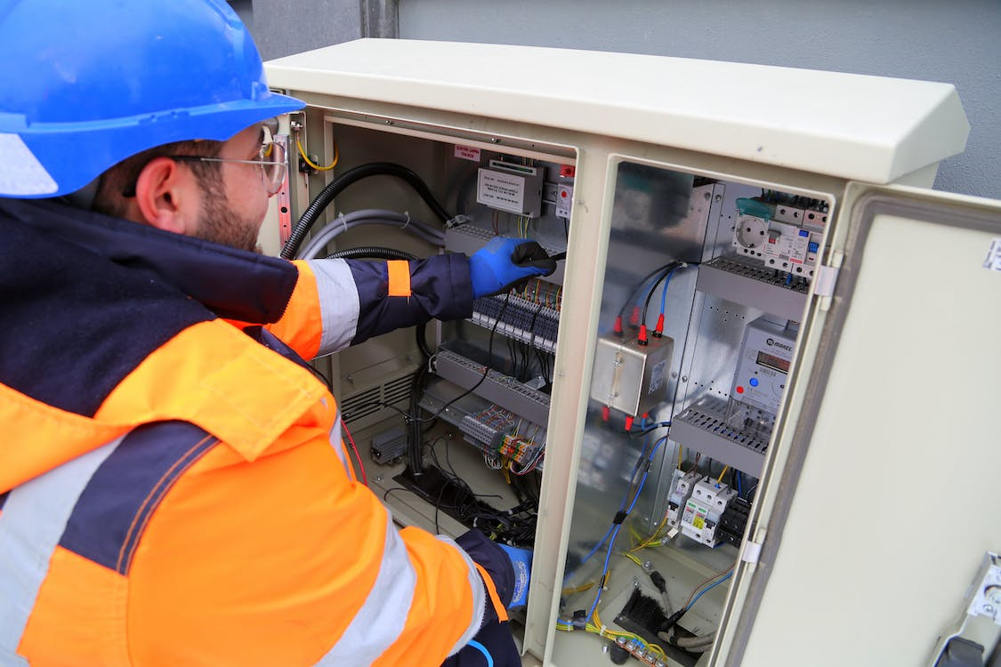 De ce să angajezi un electrician bun în București?